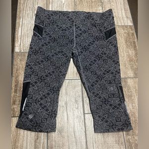 Athleta Grey Patterned Cropped Leggings Womens Size L